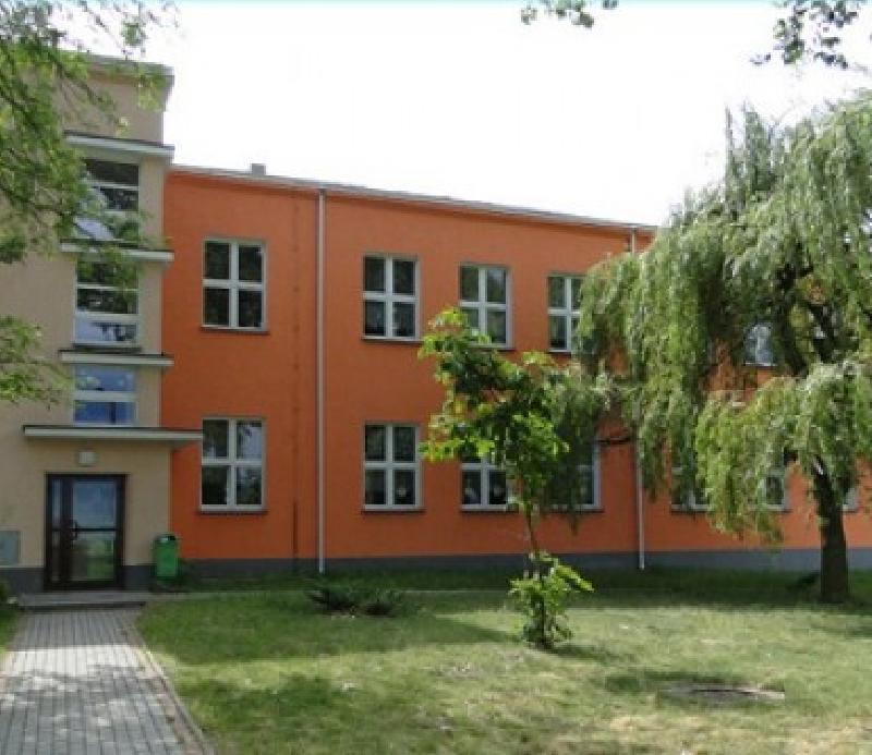 budynek szkoły podstawowej w im. Biskupa Romana Andrzejewskiego w Morzyczynie