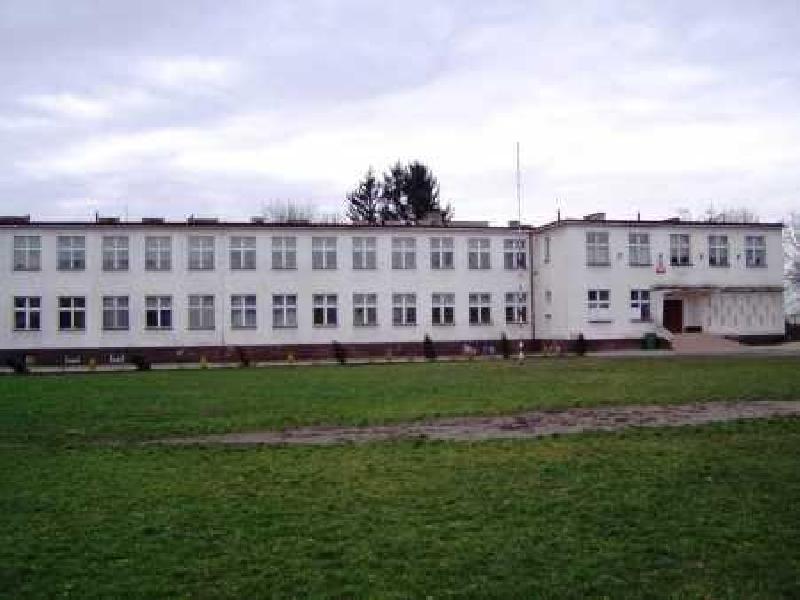 budynek szkoły postwaowej im. Mikołaja Kopernika w Sadlnie